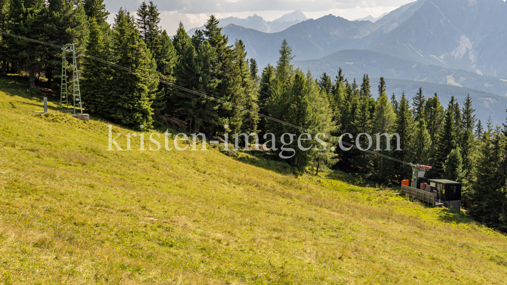 Skilift, Skiabfahrt im Sommer / Patscherkofel, Tirol, Österreich by kristen-images.com