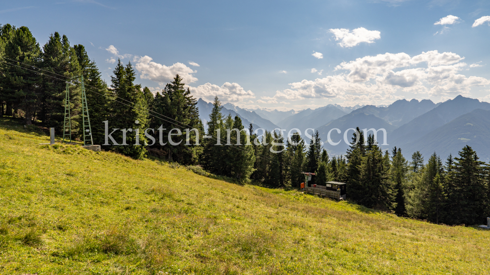 Skilift, Skiabfahrt im Sommer / Patscherkofel, Tirol, Österreich by kristen-images.com
