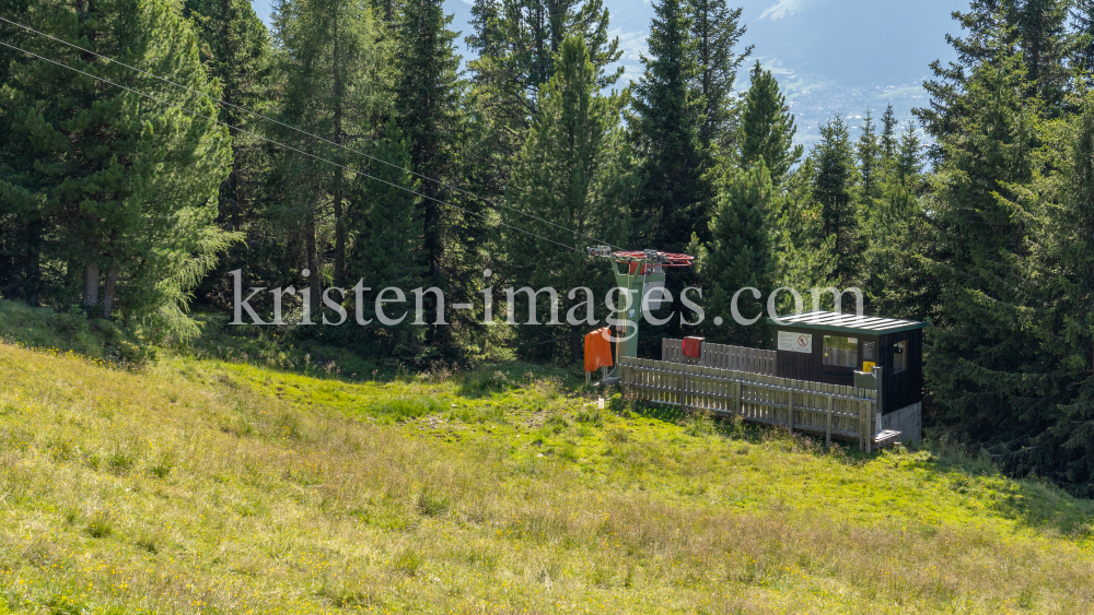 Skilift, Skiabfahrt im Sommer / Patscherkofel, Tirol, Österreich by kristen-images.com