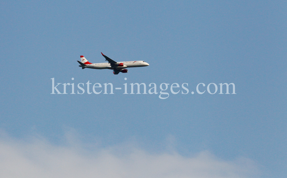 Flugzeug Austrian Airlines über Tirol, Österreich by kristen-images.com