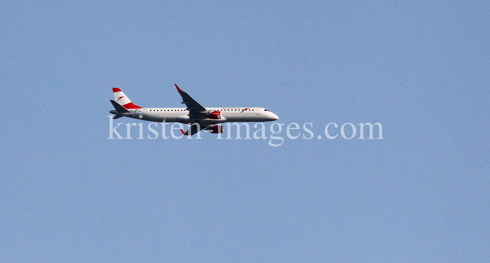 Flugzeug Austrian Airlines über Tirol, Österreich by kristen-images.com