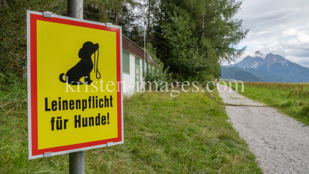 Hinweisschild: Leinenpflicht für Hunde! by kristen-images.com