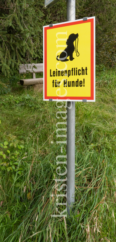 Hinweisschild: Leinenpflicht für Hunde! by kristen-images.com