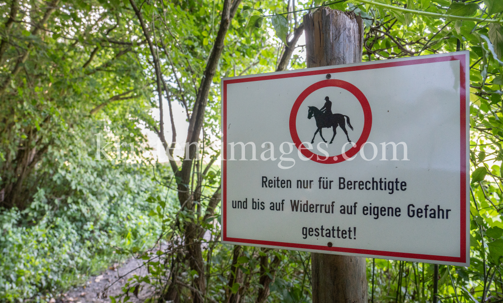 Reitverbot-Tafel / Aldrans, Tirol, Österreich by kristen-images.com