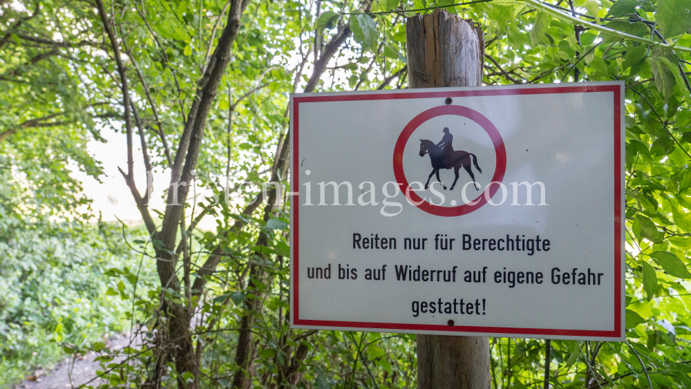 Reitverbot-Tafel / Aldrans, Tirol, Österreich by kristen-images.com