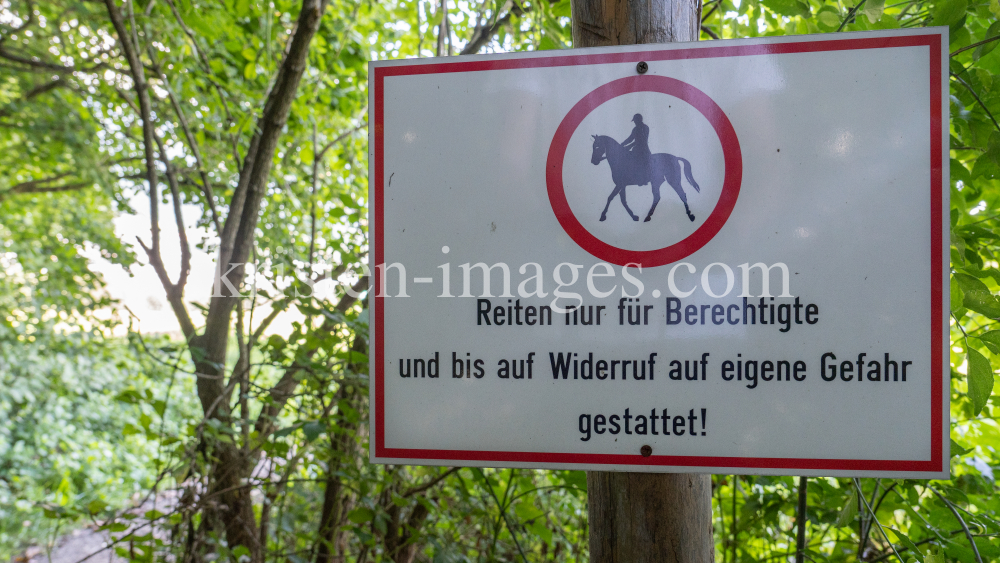 Reitverbot-Tafel / Aldrans, Tirol, Österreich by kristen-images.com