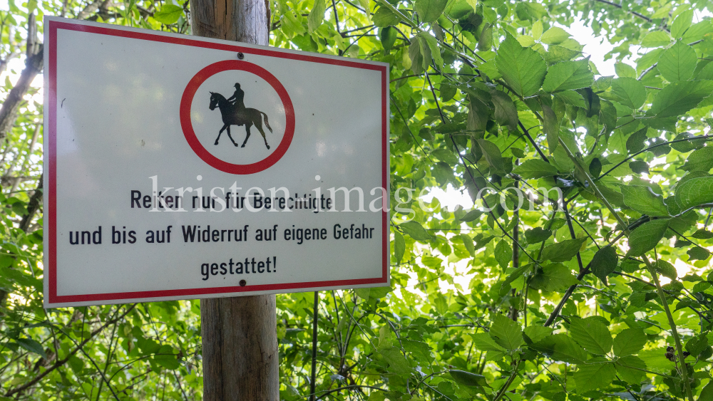 Reitverbot-Tafel / Aldrans, Tirol, Österreich by kristen-images.com