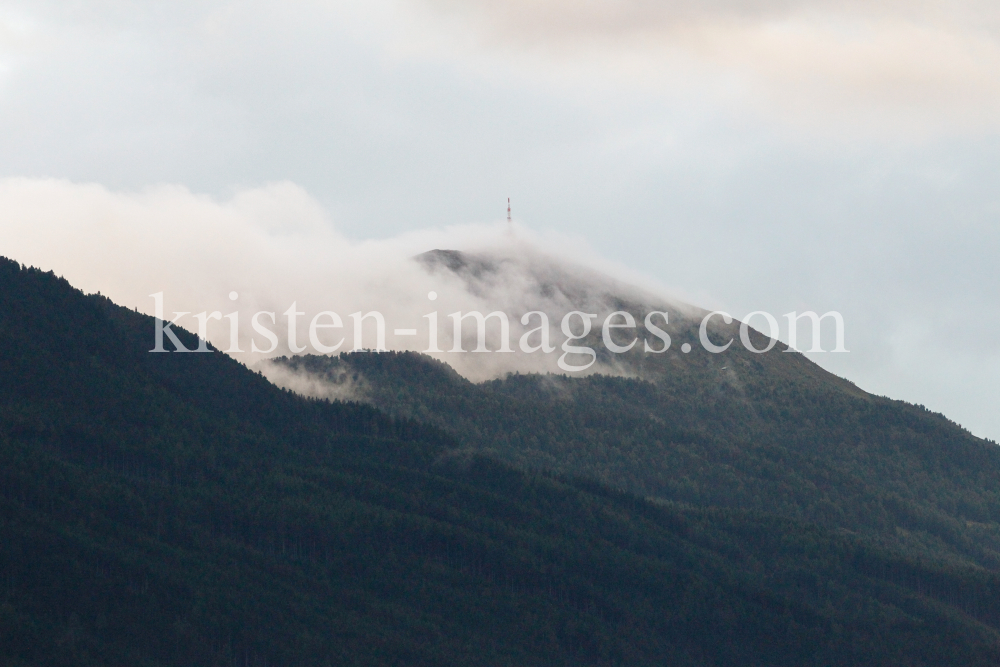 Patscherkofel im Nebel, Tirol, Österreich by kristen-images.com