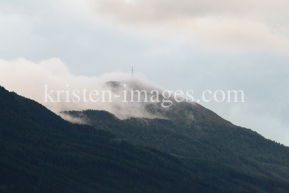 Patscherkofel im Nebel, Tirol, Österreich by kristen-images.com