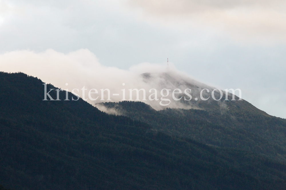 Patscherkofel im Nebel, Tirol, Österreich by kristen-images.com