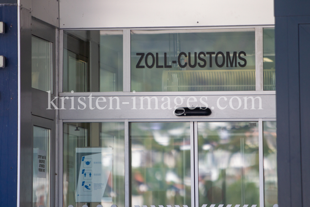 Zoll am Flughafen Innsbruck, Tirol, Österreich by kristen-images.com