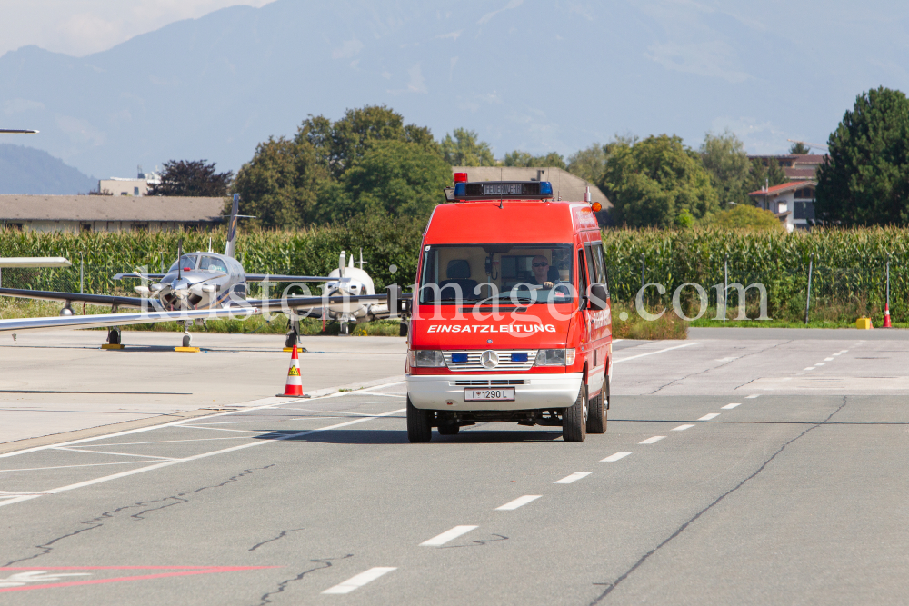 Einsatzleitung der Feuerwehr am Flughafen Innsbruck, Tirol, Österreich by kristen-images.com