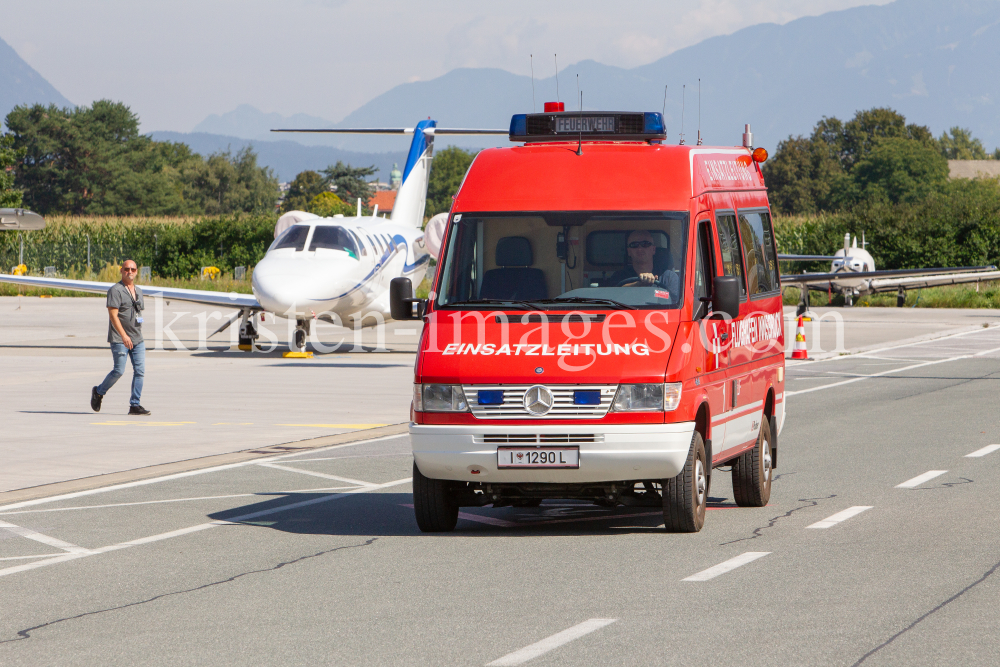 Einsatzleitung der Feuerwehr am Flughafen Innsbruck, Tirol, Österreich by kristen-images.com