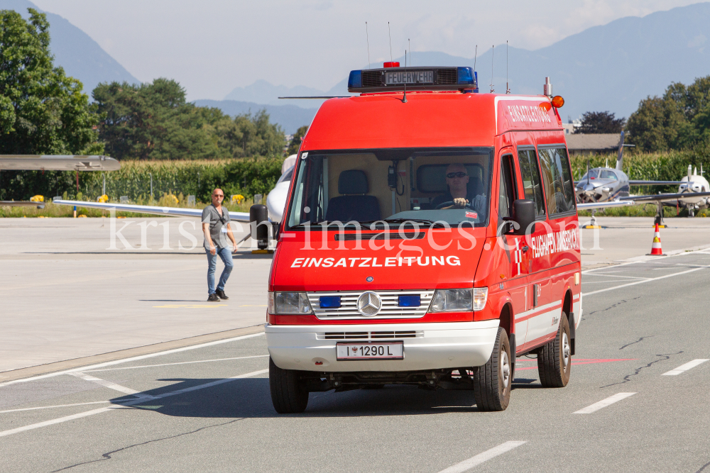 Einsatzleitung der Feuerwehr am Flughafen Innsbruck, Tirol, Österreich by kristen-images.com