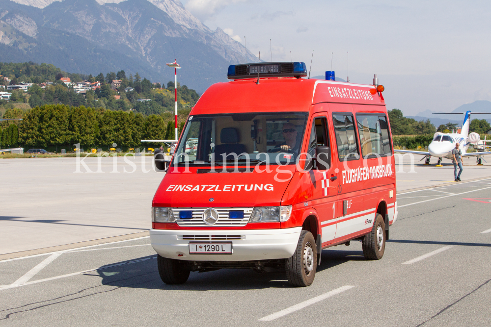 Einsatzleitung der Feuerwehr am Flughafen Innsbruck, Tirol, Österreich by kristen-images.com