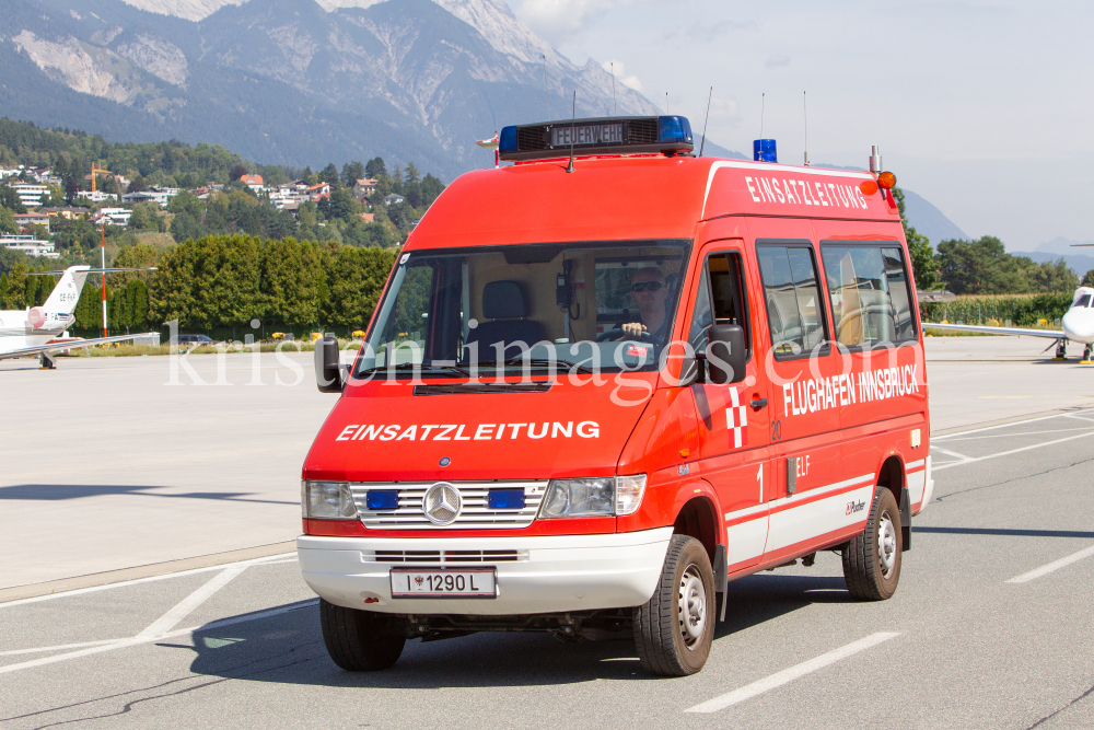 Einsatzleitung der Feuerwehr am Flughafen Innsbruck, Tirol, Österreich by kristen-images.com