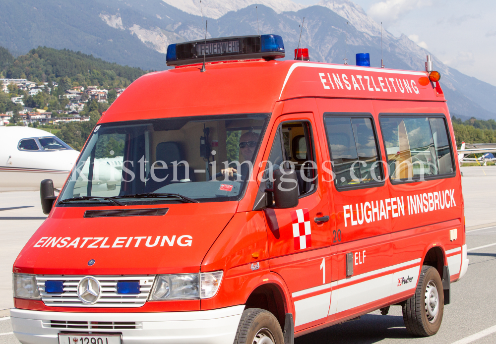 Einsatzleitung der Feuerwehr am Flughafen Innsbruck, Tirol, Österreich by kristen-images.com