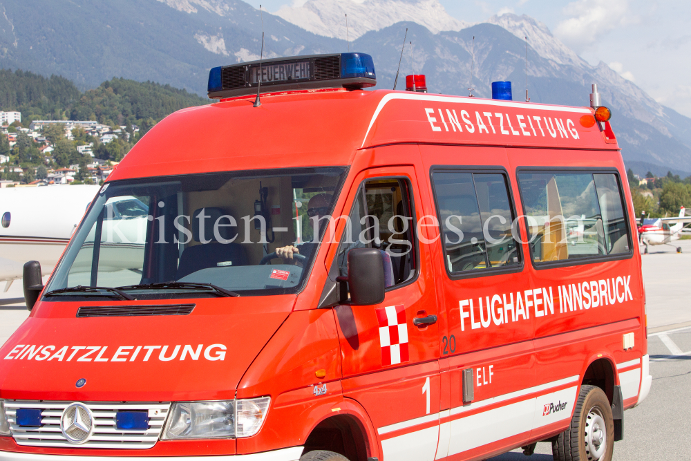 Einsatzleitung der Feuerwehr am Flughafen Innsbruck, Tirol, Österreich by kristen-images.com