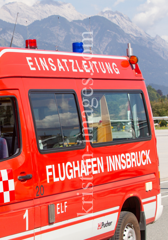 Einsatzleitung der Feuerwehr am Flughafen Innsbruck, Tirol, Österreich by kristen-images.com