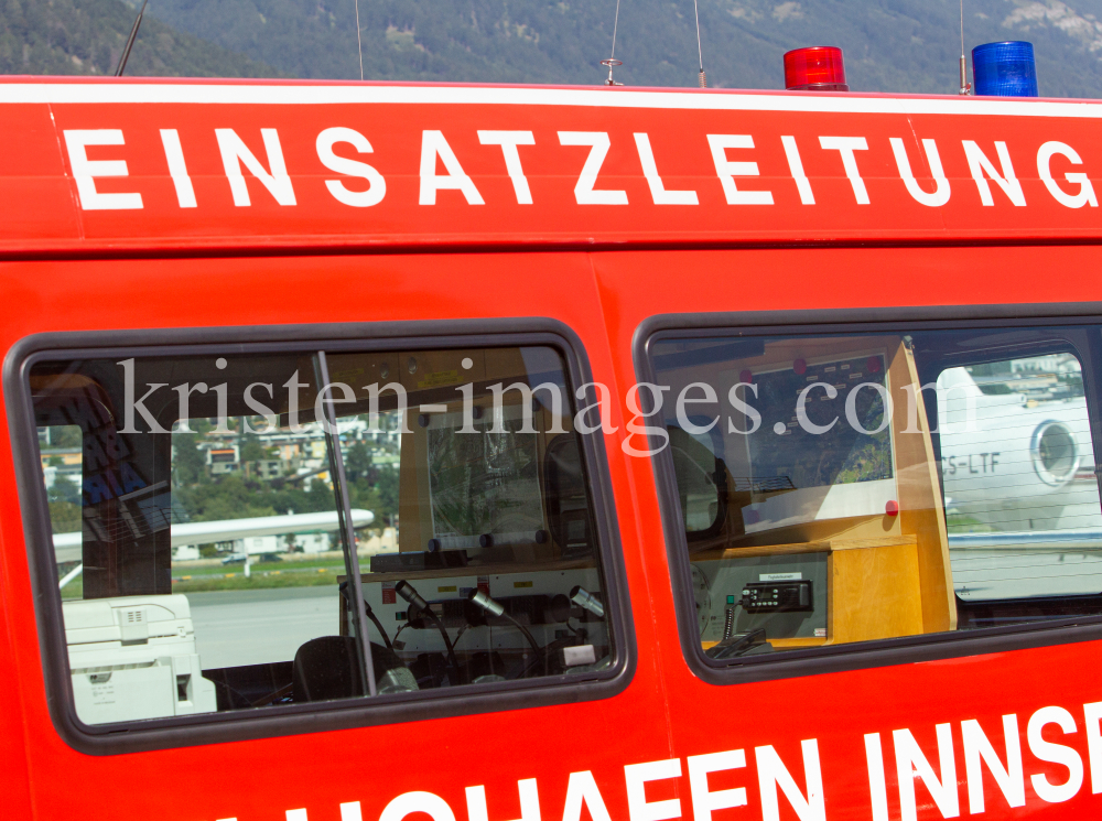 Einsatzleitung der Feuerwehr am Flughafen Innsbruck, Tirol, Österreich by kristen-images.com