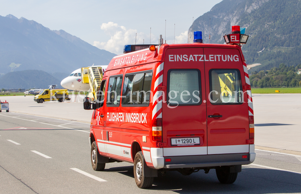 Einsatzleitung der Feuerwehr am Flughafen Innsbruck, Tirol, Österreich by kristen-images.com