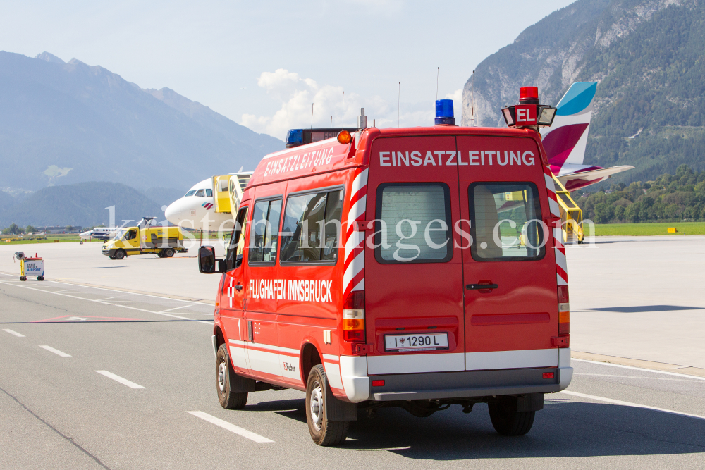 Einsatzleitung der Feuerwehr am Flughafen Innsbruck, Tirol, Österreich by kristen-images.com