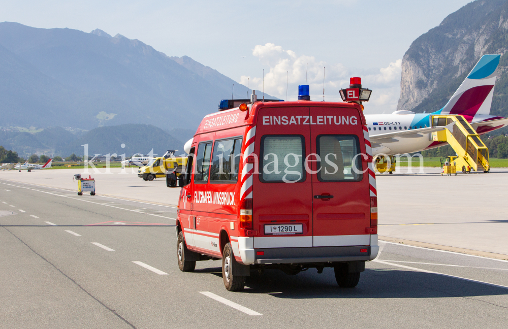 Einsatzleitung der Feuerwehr am Flughafen Innsbruck, Tirol, Österreich by kristen-images.com