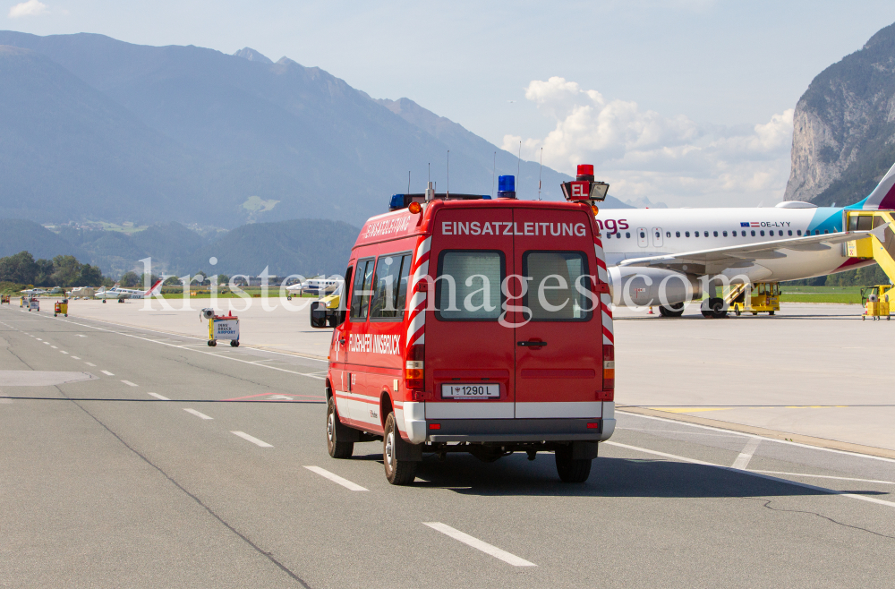 Einsatzleitung der Feuerwehr am Flughafen Innsbruck, Tirol, Österreich by kristen-images.com