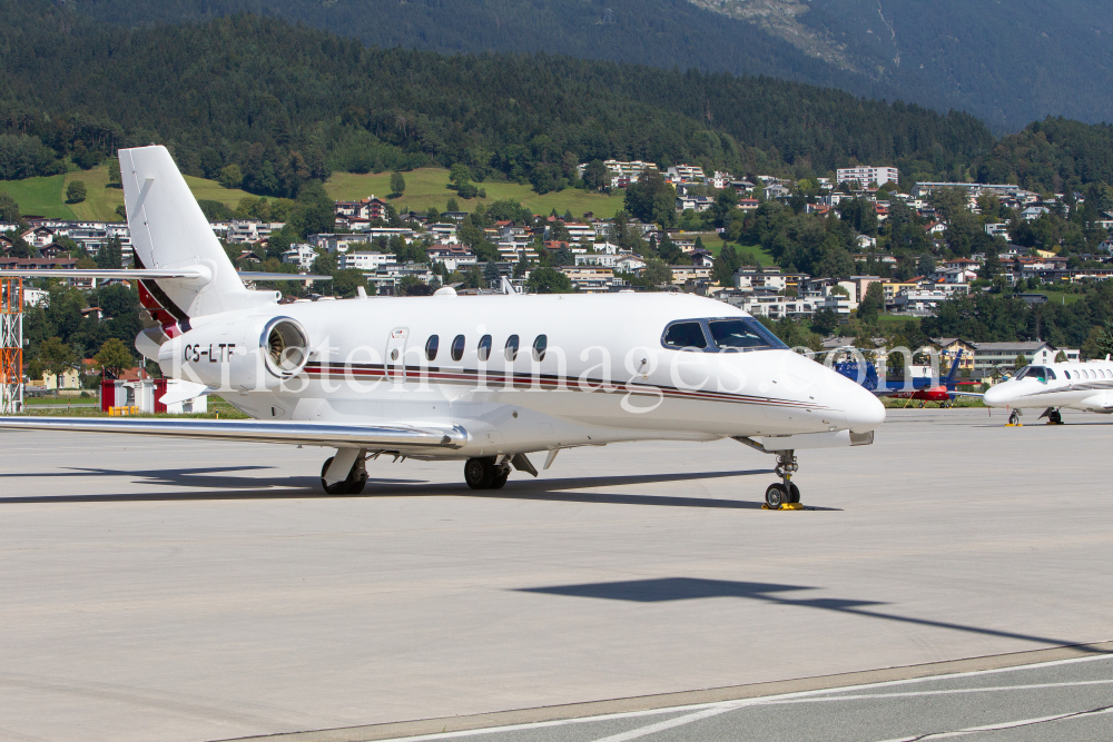 Privatflugzeug am Flughafen Innsbruck, Tirol, Österreich by kristen-images.com