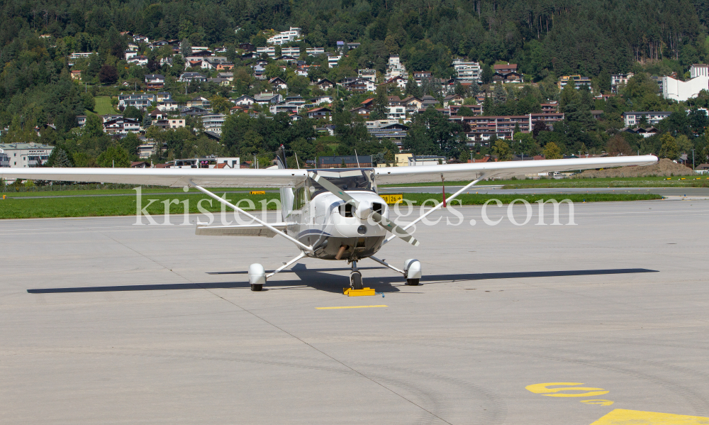 Privatflugzeug am Flughafen Innsbruck, Tirol, Österreich by kristen-images.com