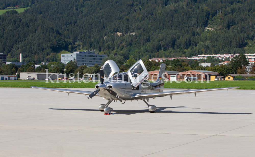 Privatflugzeug am Flughafen Innsbruck, Tirol, Österreich by kristen-images.com