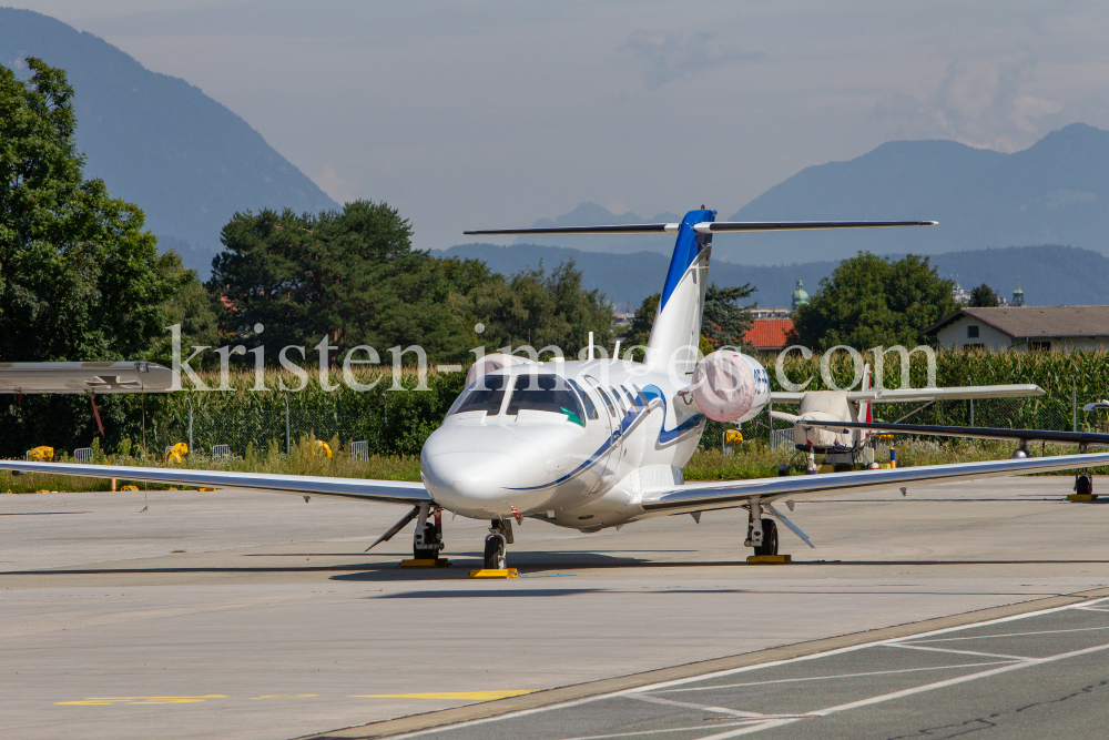 Privatflugzeug am Flughafen Innsbruck, Tirol, Österreich by kristen-images.com