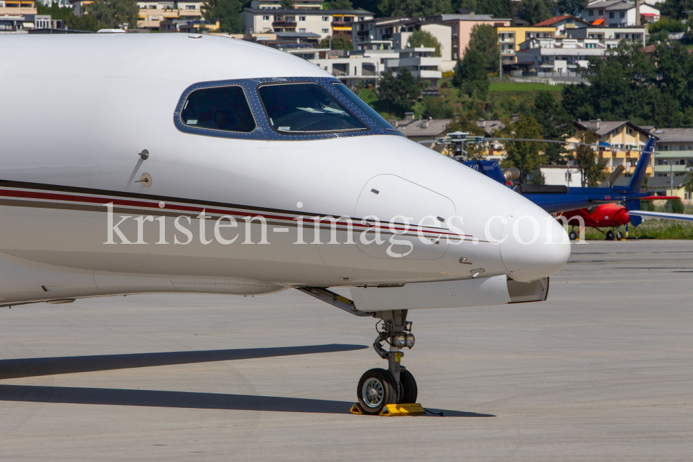 Privatflugzeug am Flughafen Innsbruck, Tirol, Österreich by kristen-images.com