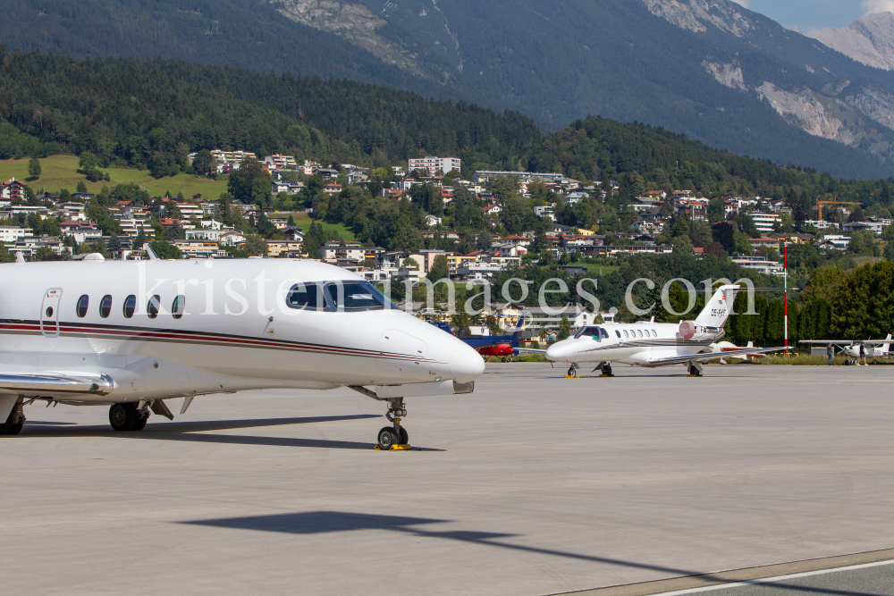 Privatflugzeug am Flughafen Innsbruck, Tirol, Österreich by kristen-images.com