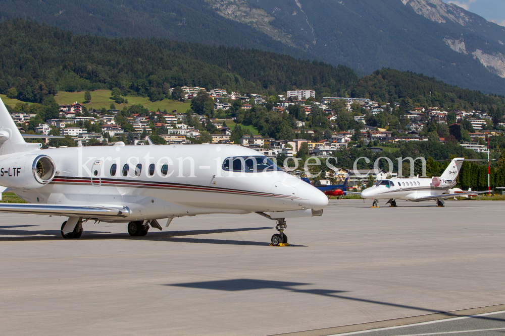 Privatflugzeug am Flughafen Innsbruck, Tirol, Österreich by kristen-images.com