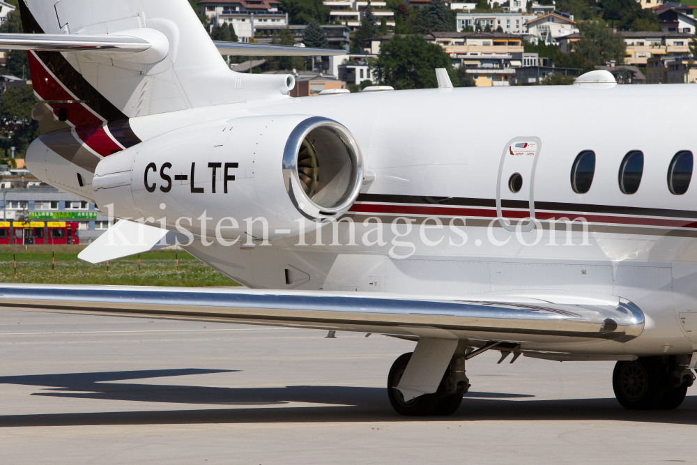 Privatflugzeug am Flughafen Innsbruck, Tirol, Österreich by kristen-images.com