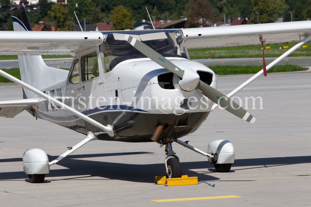 Privatflugzeug am Flughafen Innsbruck, Tirol, Österreich by kristen-images.com