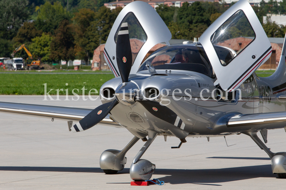 Privatflugzeug am Flughafen Innsbruck, Tirol, Österreich by kristen-images.com