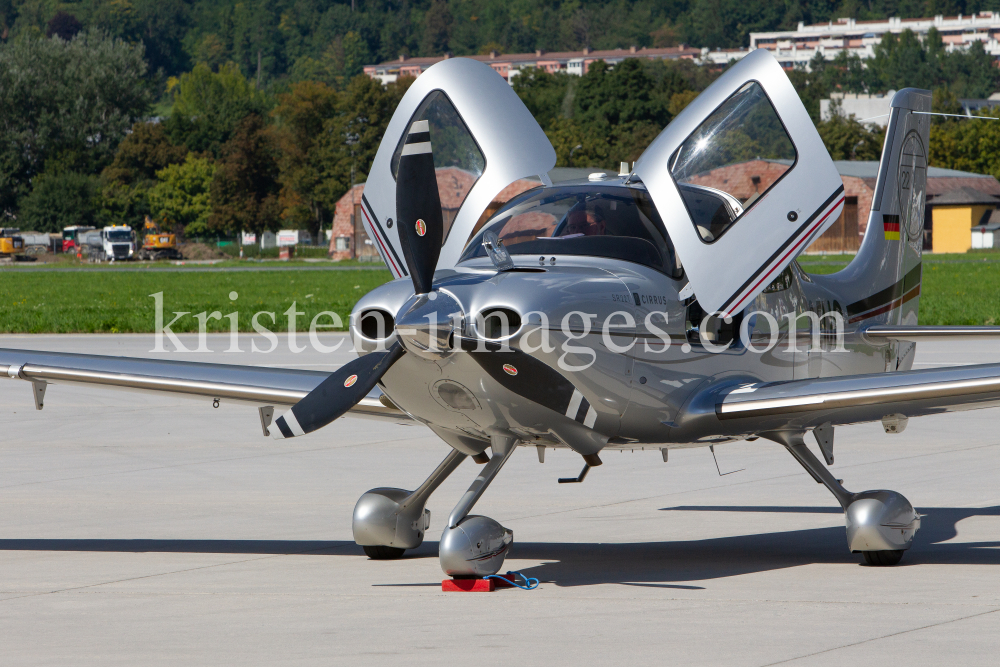 Privatflugzeug am Flughafen Innsbruck, Tirol, Österreich by kristen-images.com