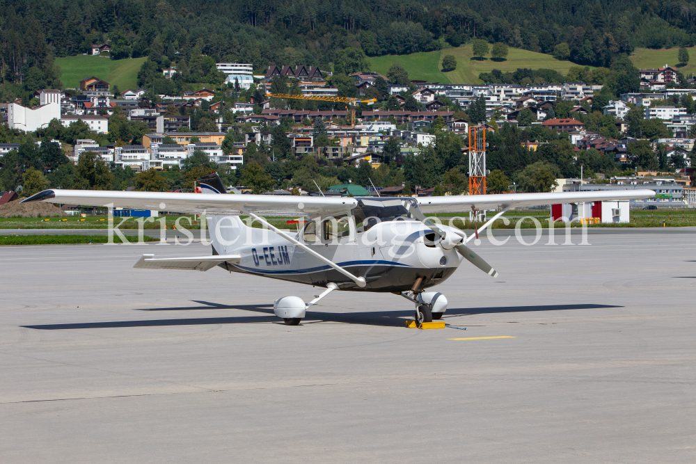 Privatflugzeug am Flughafen Innsbruck, Tirol, Österreich by kristen-images.com