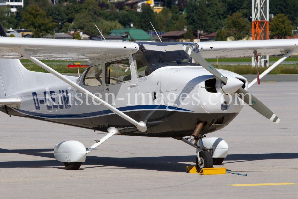 Privatflugzeug am Flughafen Innsbruck, Tirol, Österreich by kristen-images.com