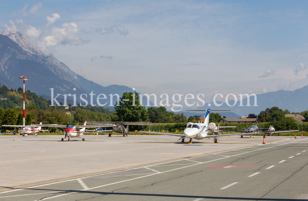 Privatflugzeug am Flughafen Innsbruck, Tirol, Österreich by kristen-images.com