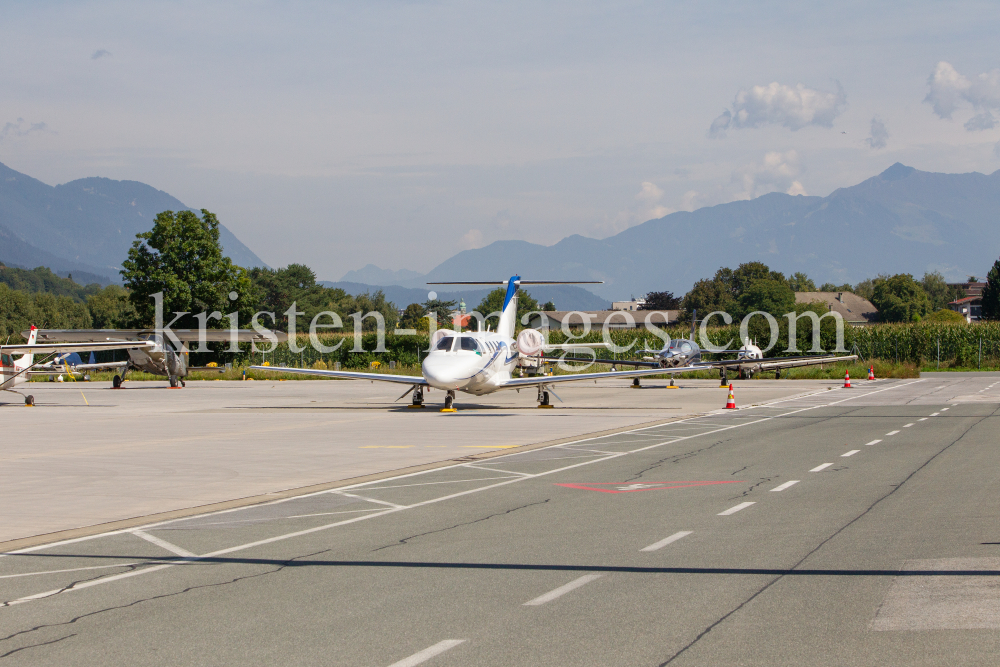 Privatflugzeug am Flughafen Innsbruck, Tirol, Österreich by kristen-images.com