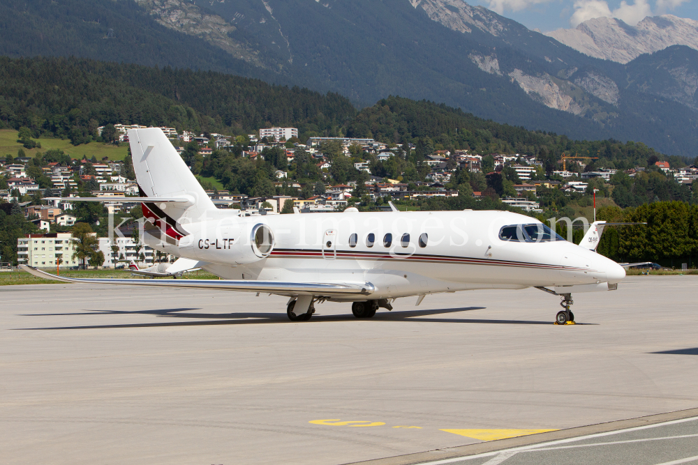 Privatflugzeug am Flughafen Innsbruck, Tirol, Österreich by kristen-images.com