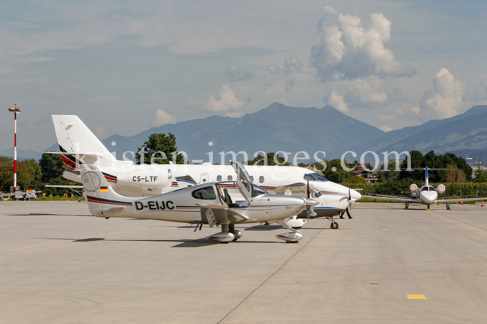 Privatflugzeug am Flughafen Innsbruck, Tirol, Österreich by kristen-images.com