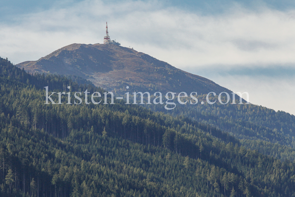 Gipfel Patscherkofel mit Sendeanlage, Tirol, Österreich by kristen-images.com