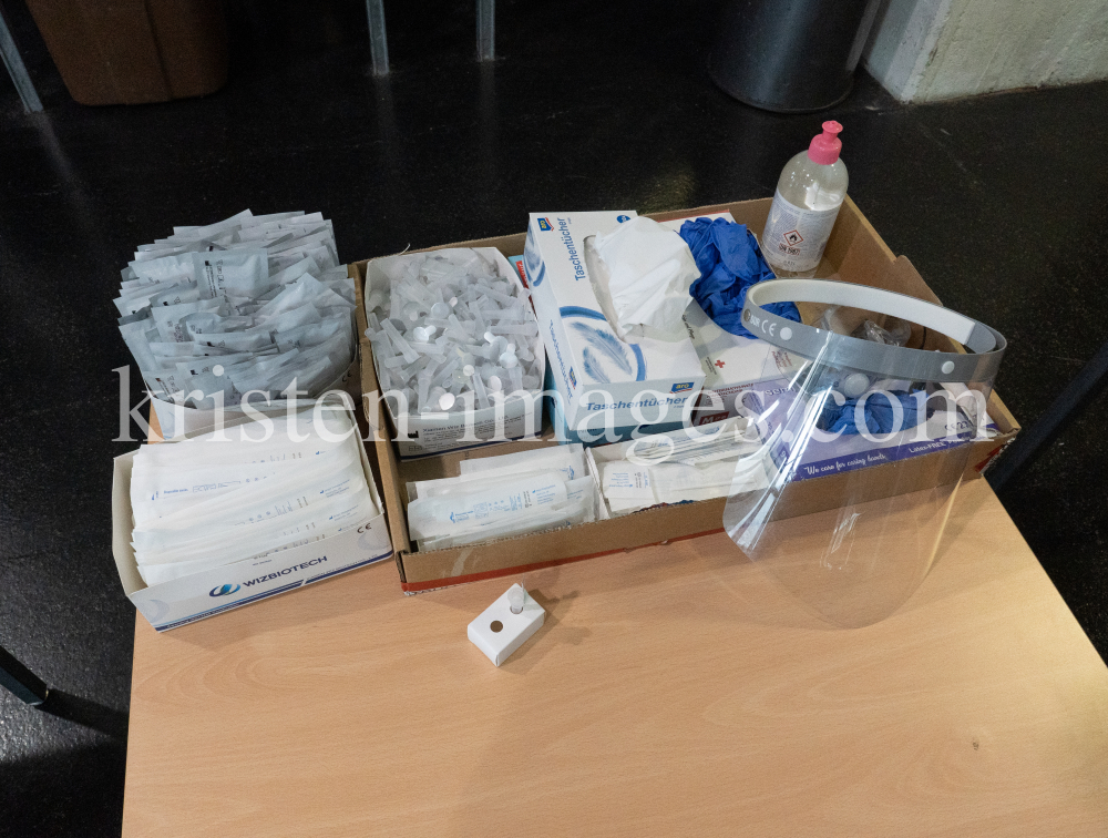 Corona Antigentest Ausrüstung by kristen-images.com