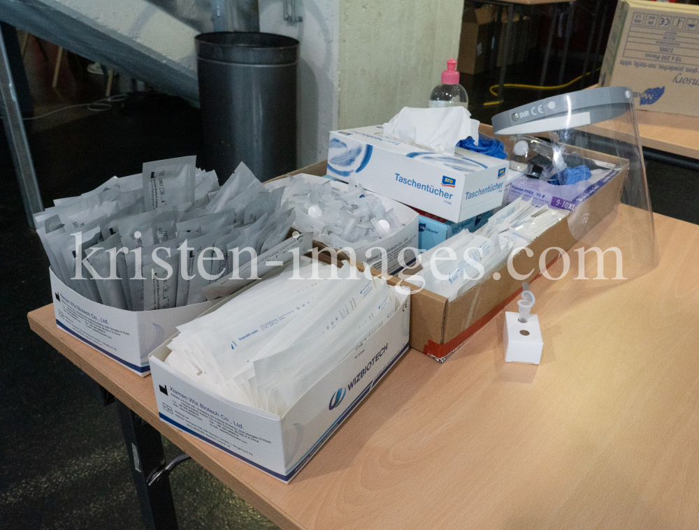 Corona Antigentest Ausrüstung by kristen-images.com