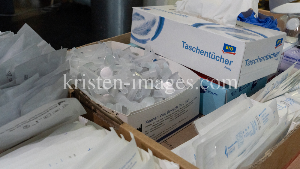 Corona Antigentest Ausrüstung by kristen-images.com