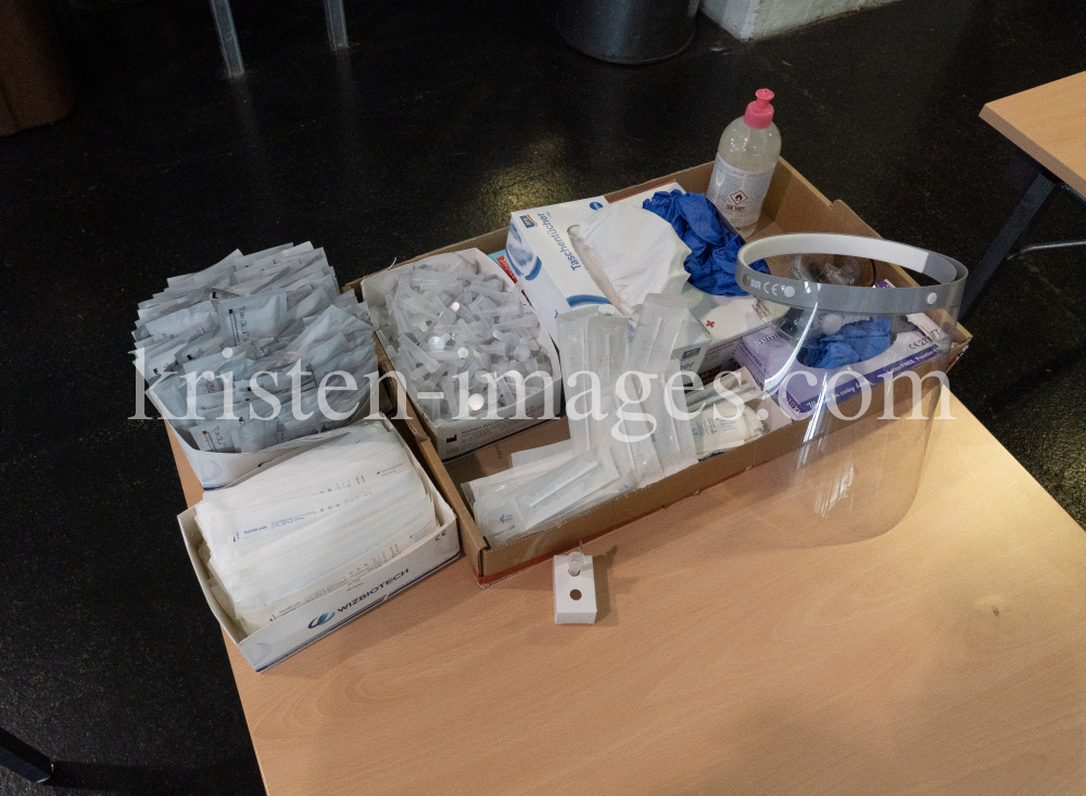 Corona Antigentest Ausrüstung by kristen-images.com